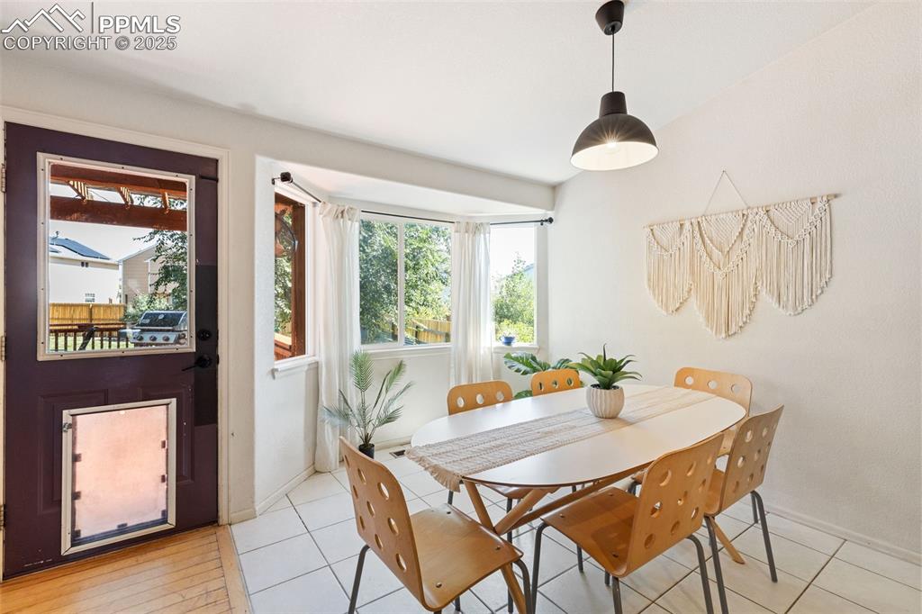 Image 15 of 35: Dining Area