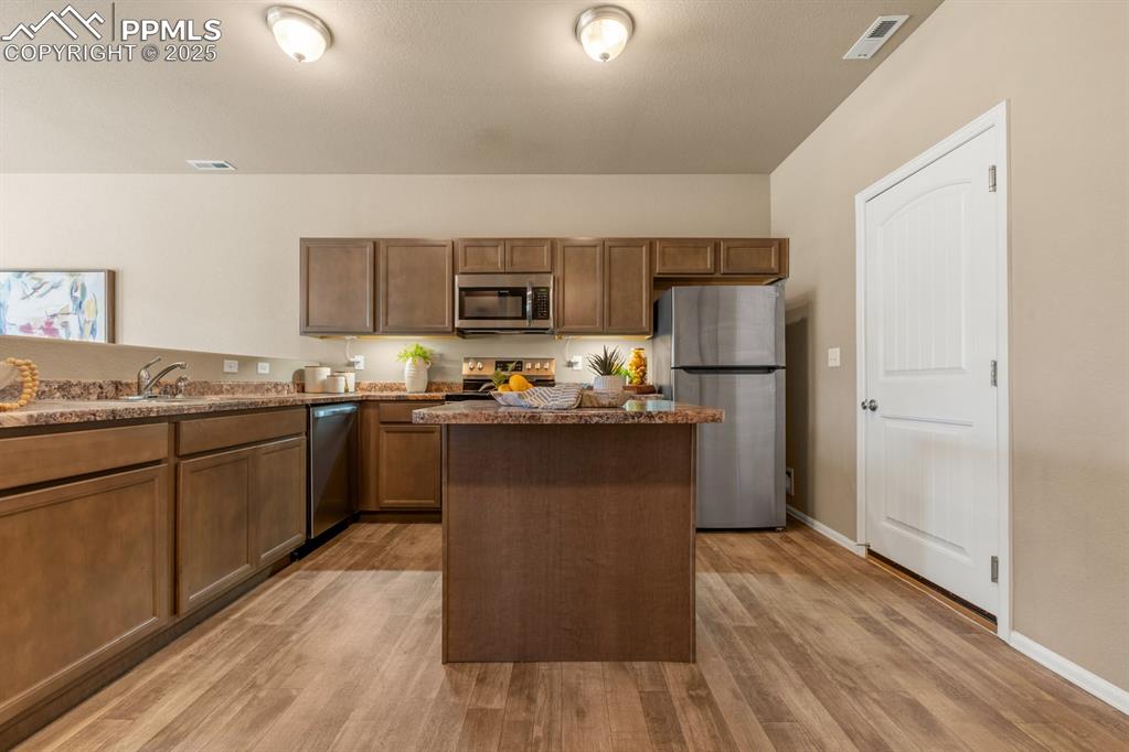 Image 11 of 37: Kitchen