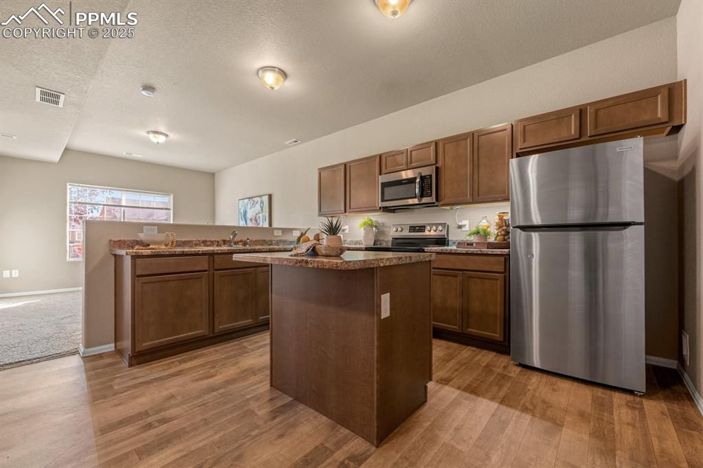 Image 12 of 37: Kitchen