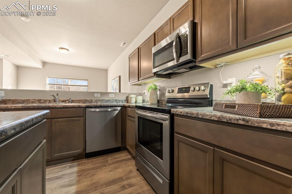 Image 13 of 37: Kitchen