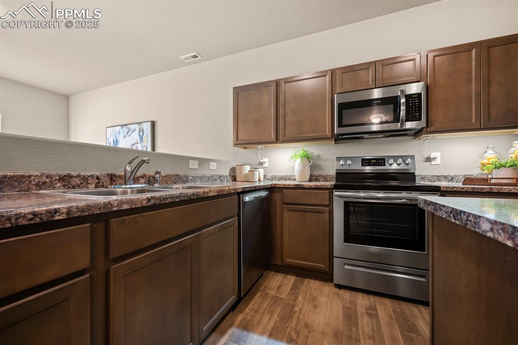 Image 14 of 37: Kitchen