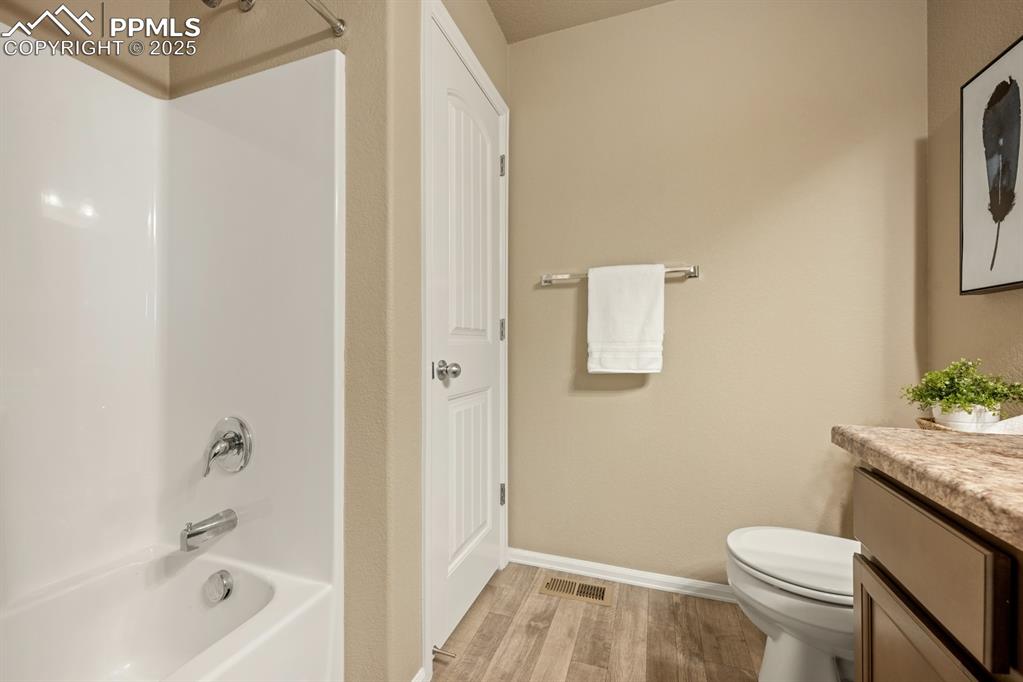 Image 27 of 37: Bathroom