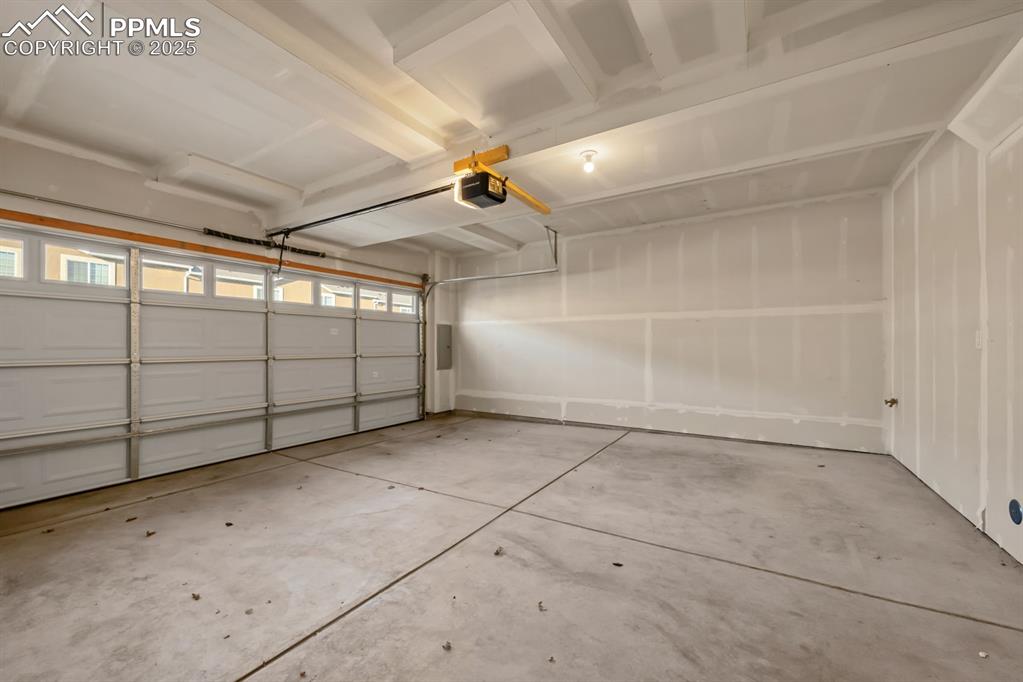 Image 33 of 37: Garage