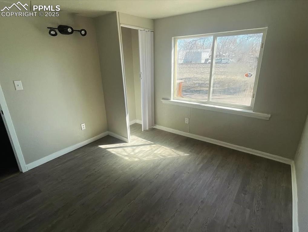 Image 11 of 14: Bedroom