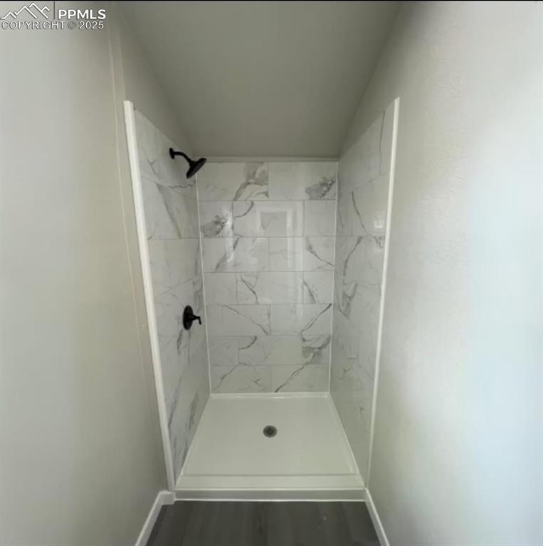 Image 14 of 14: Bathroom