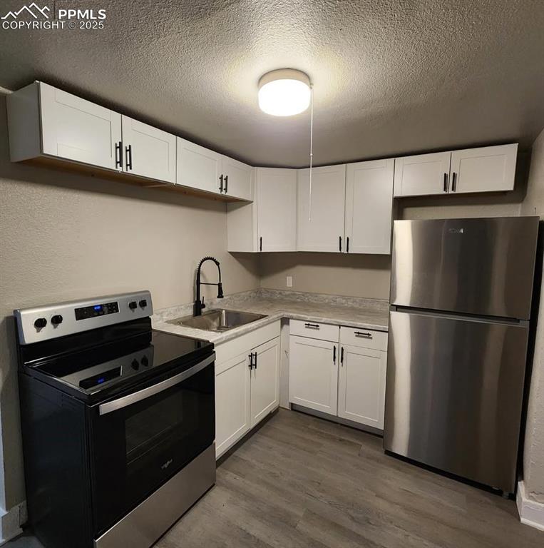 Image 3 of 14: Kitchen