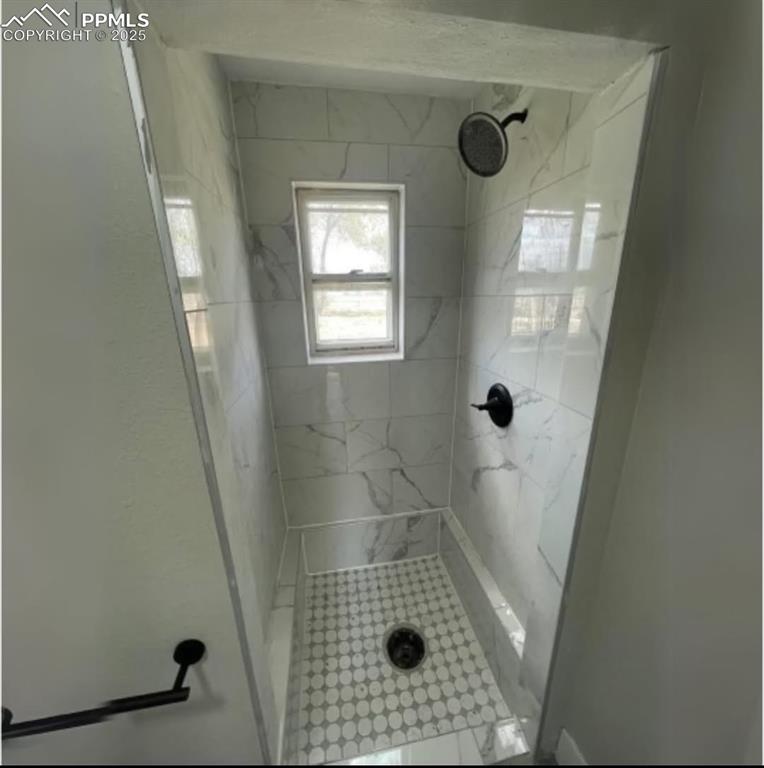 Image 5 of 14: Bathroom