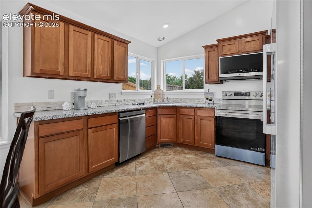 Image 16 of 43: Kitchen