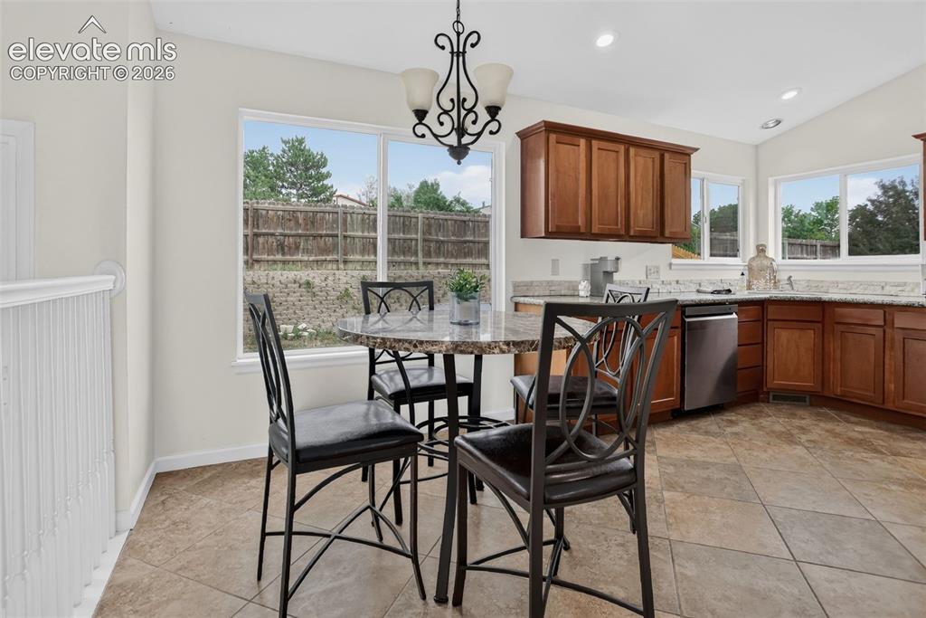 Image 17 of 43: Dining Area