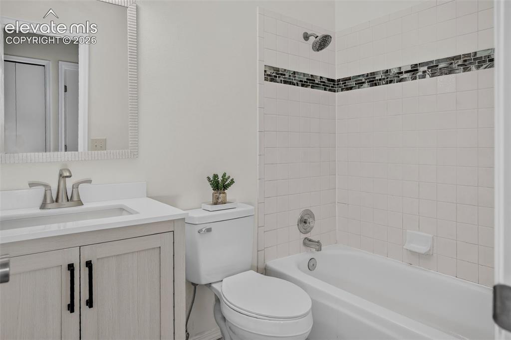 Image 35 of 43: Bathroom