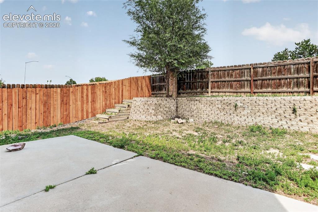 Image 41 of 43: Yard
