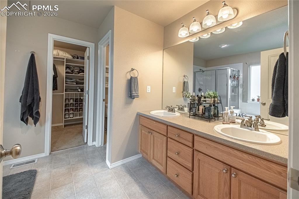 Image 11 of 35: Bathroom