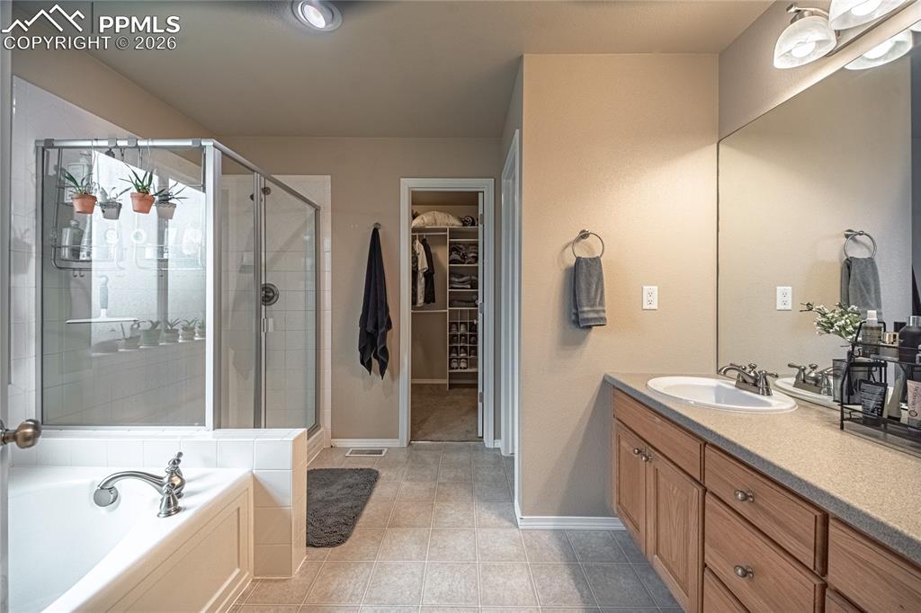 Image 12 of 35: Bathroom