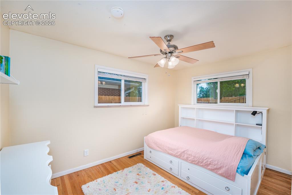 Image 11 of 25: Bedroom