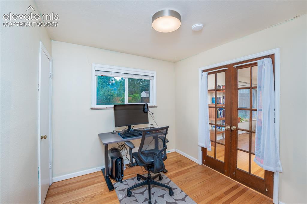 Image 12 of 25: Office