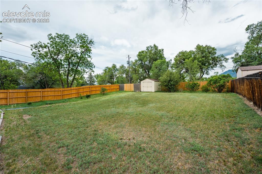 Image 15 of 25: Yard