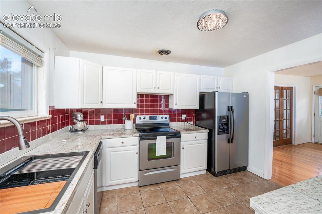 Image 4 of 25: Kitchen