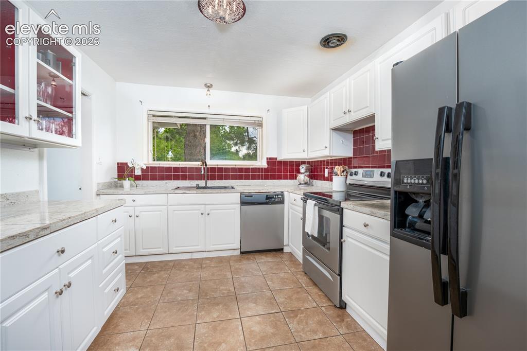 Image 5 of 25: Kitchen