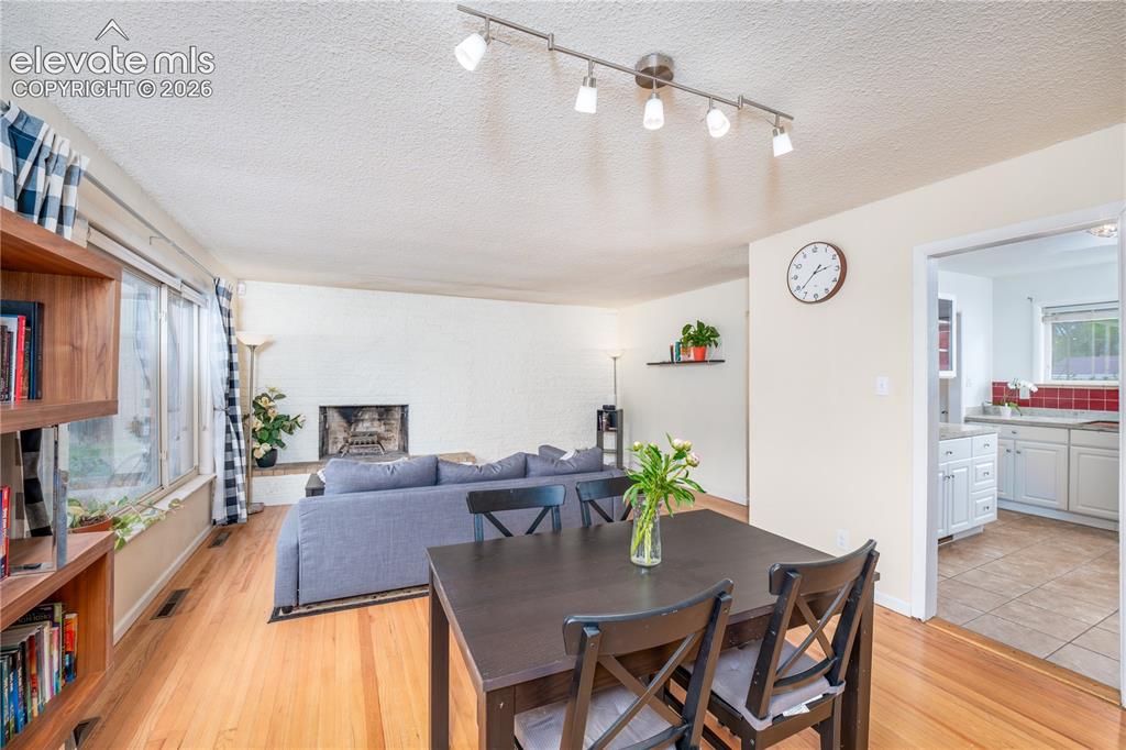 Image 7 of 25: Dining Area