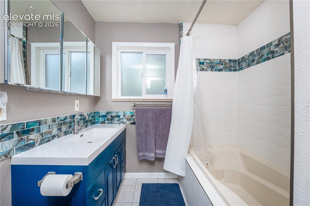 Image 9 of 25: Bathroom