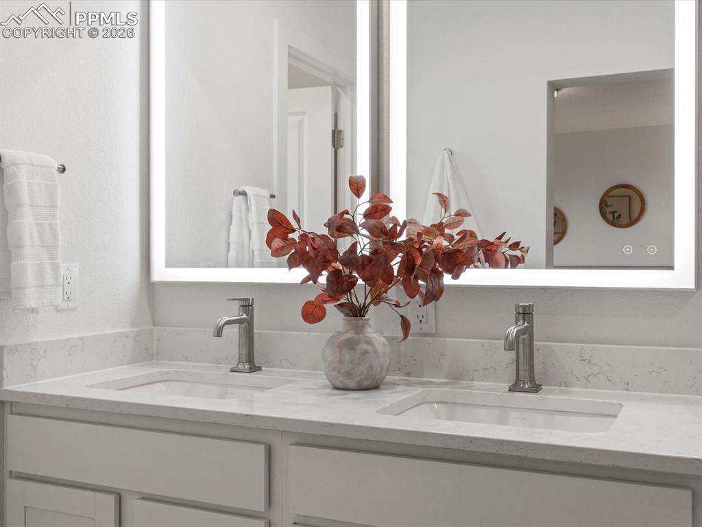 Image 17 of 25: Bathroom