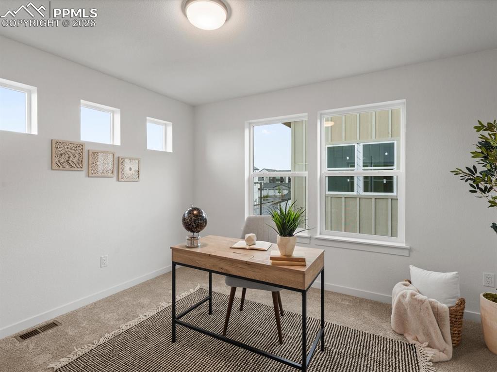 Image 21 of 25: Office