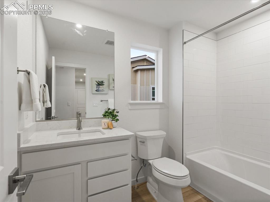 Image 23 of 25: Bathroom