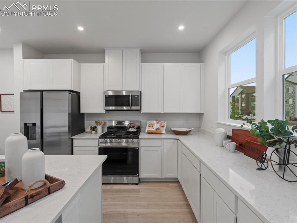 Image 5 of 25: Kitchen