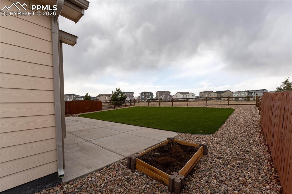 Image 21 of 23: Yard