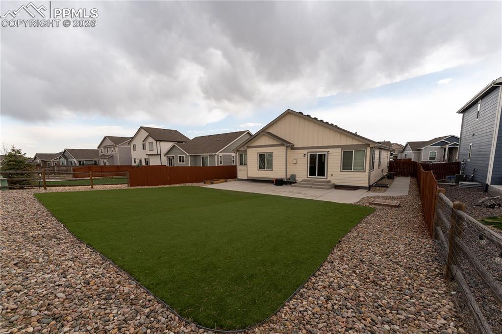 Image 22 of 23: Yard