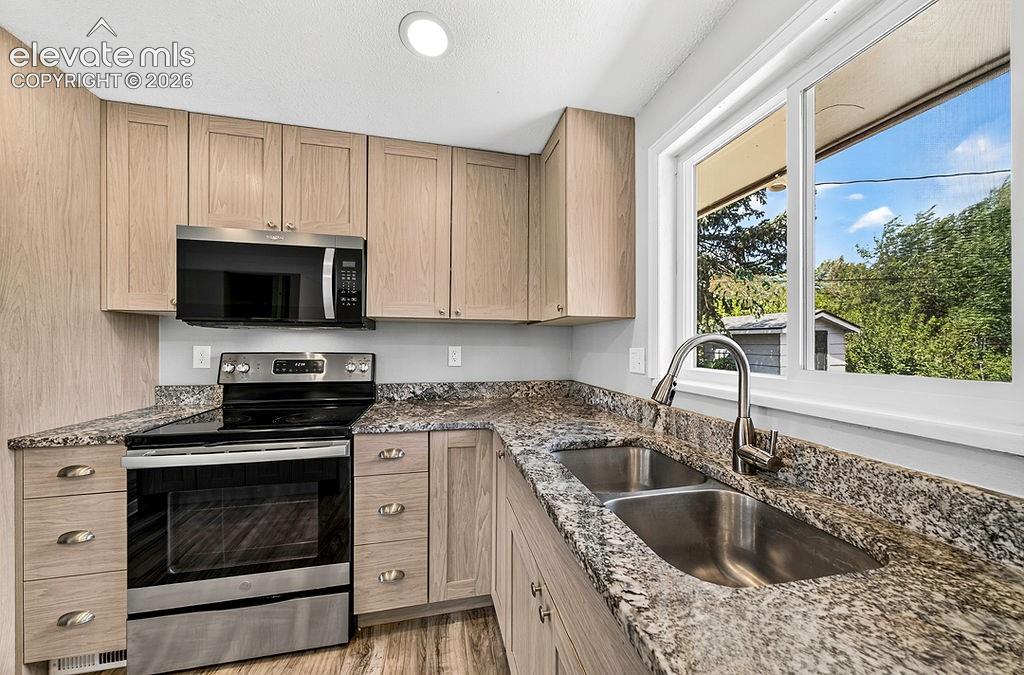 Image 10 of 48: Kitchen