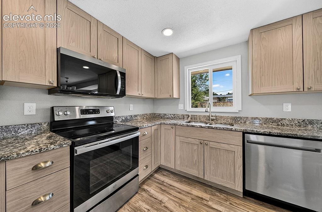 Image 23 of 48: Kitchen