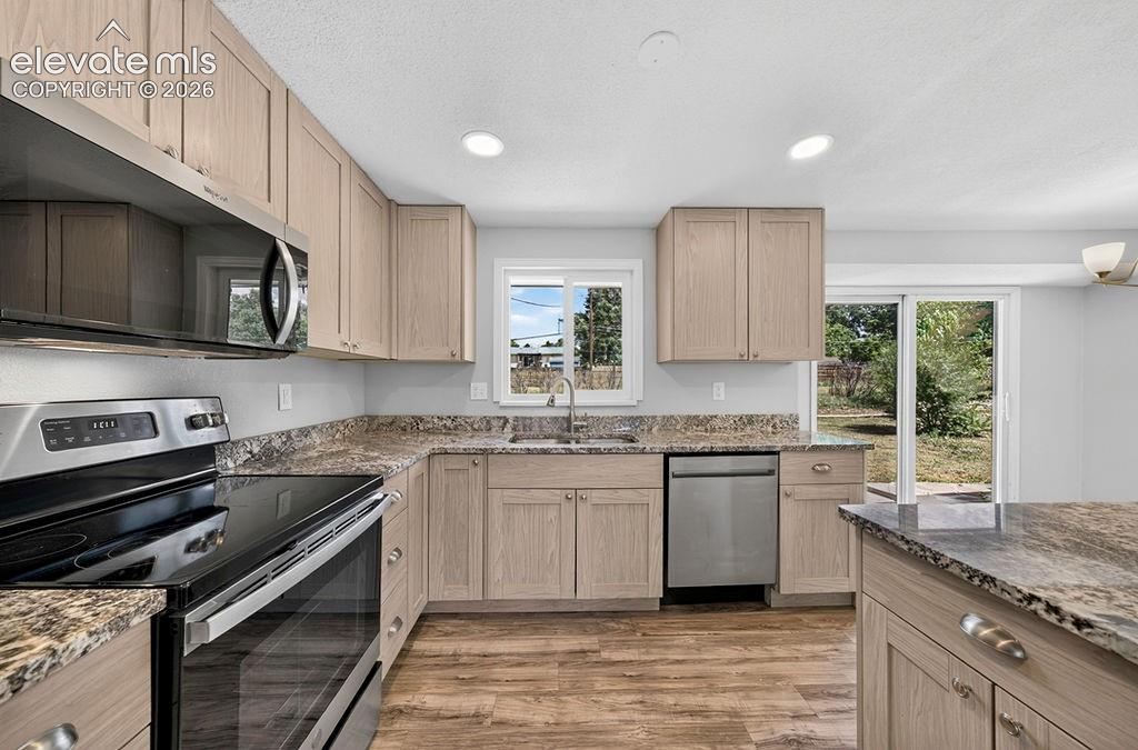 Image 7 of 48: Kitchen