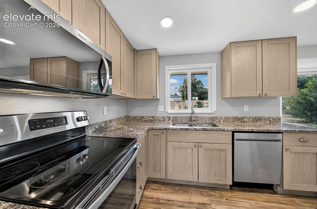 Image 9 of 48: Kitchen