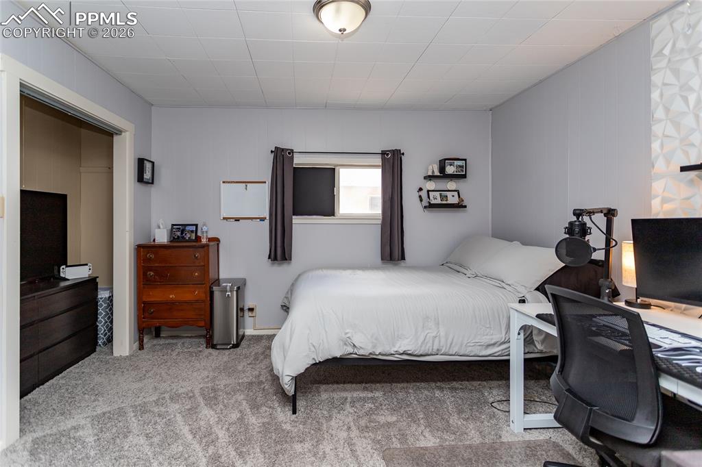 Image 15 of 34: Bedroom