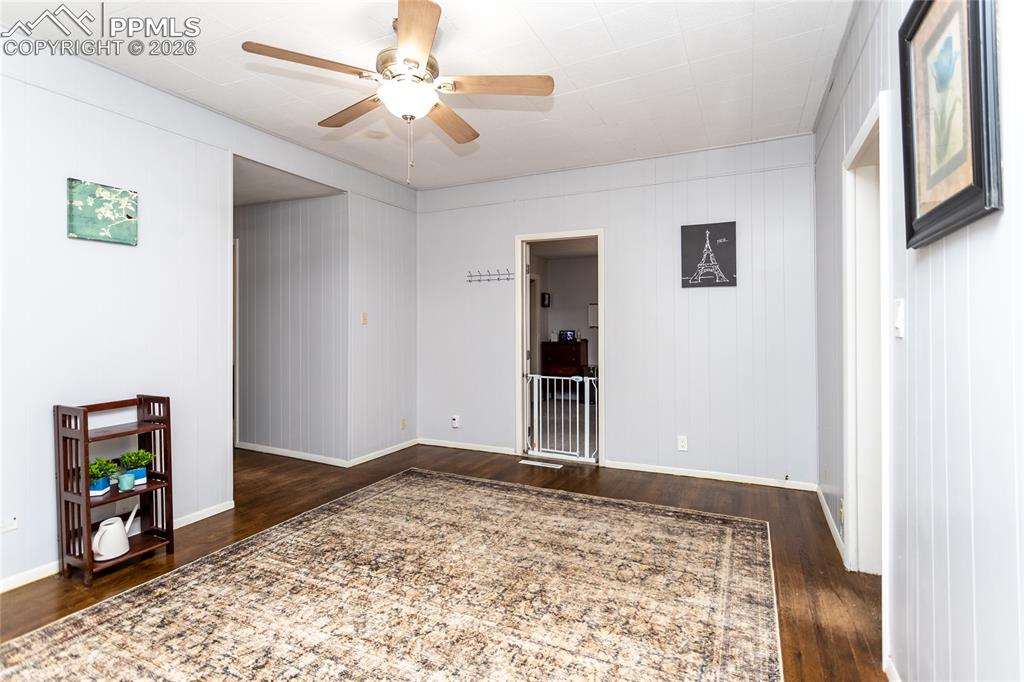 Image 22 of 34: Dining Room