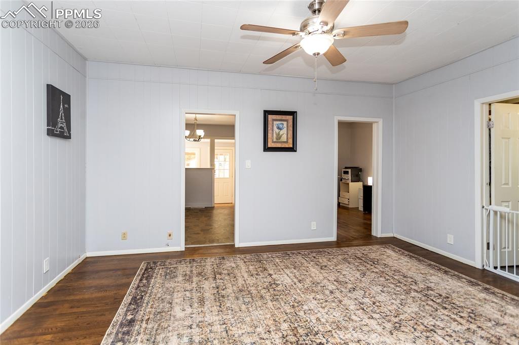 Image 23 of 34: Dining Room