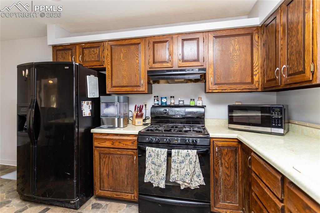 Image 27 of 34: Kitchen