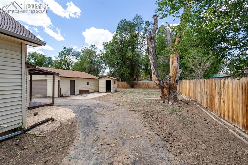 Image 30 of 34: Yard