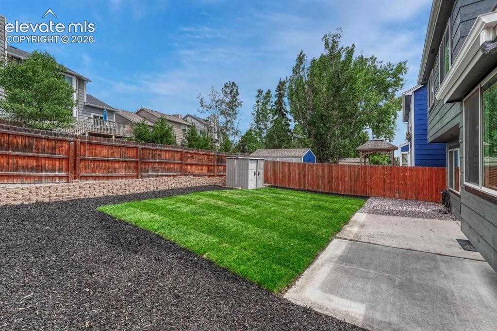 Image 42 of 48: Yard