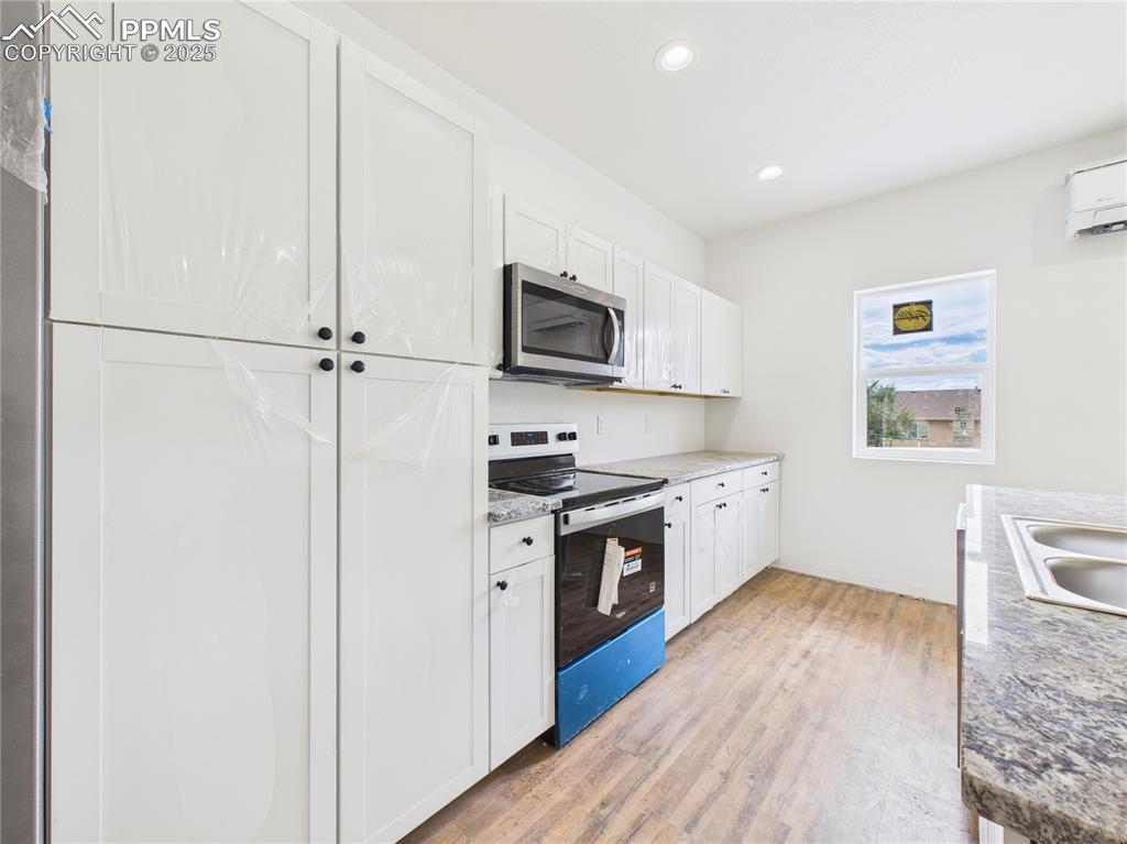 Image 14 of 36: Kitchen