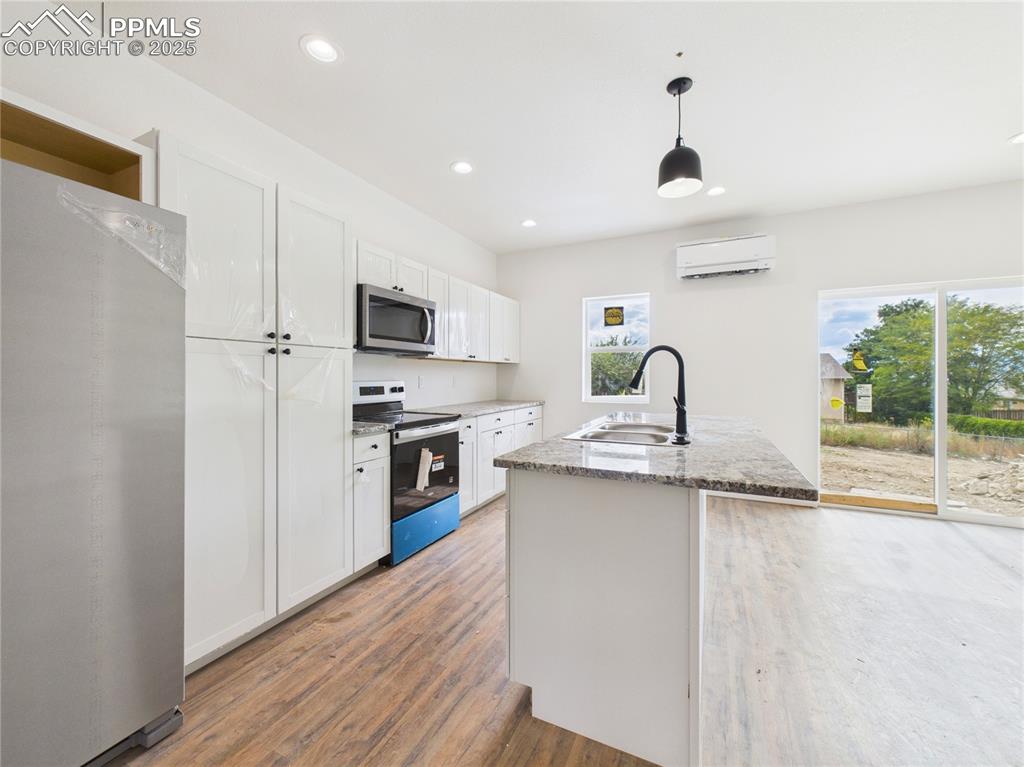 Image 15 of 36: Kitchen