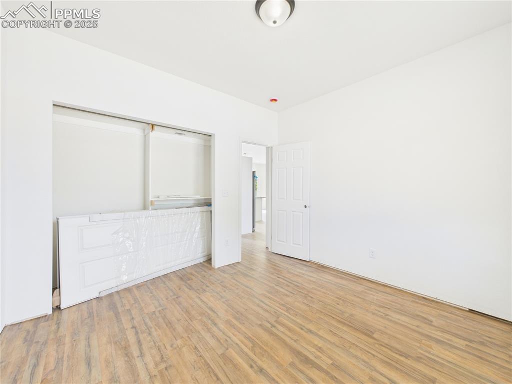 Image 17 of 36: Bedroom