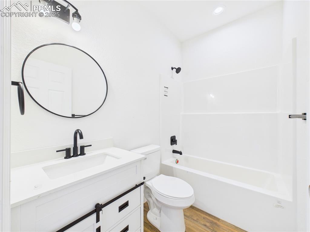 Image 18 of 36: Bathroom