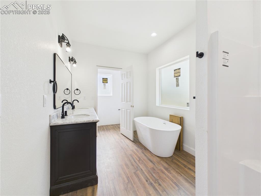 Image 26 of 36: Bathroom