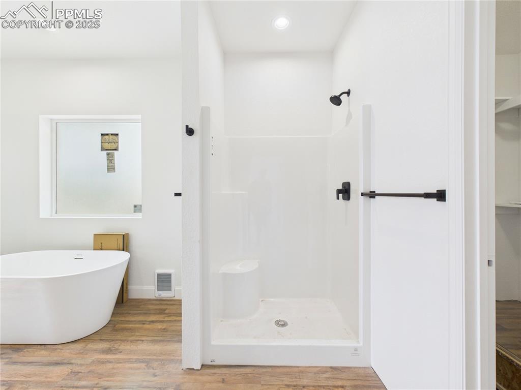 Image 27 of 36: Bathroom