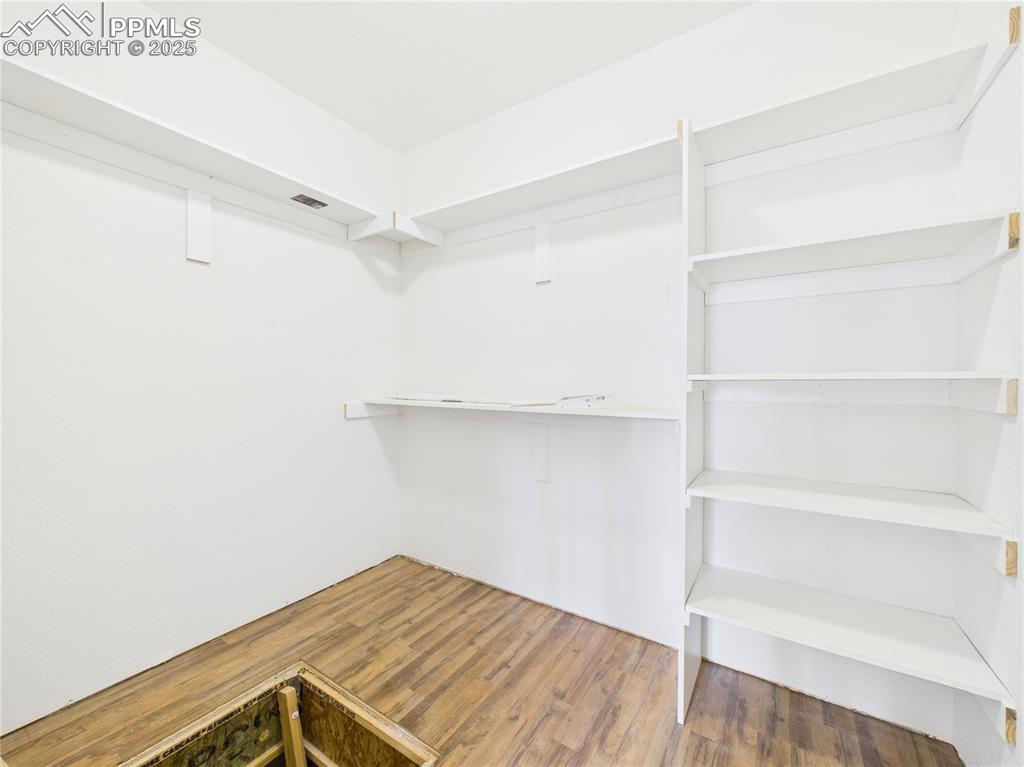 Image 28 of 36: Closet