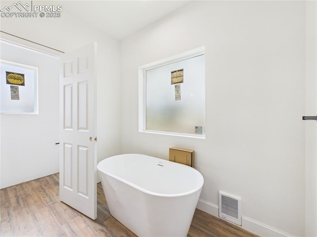 Image 30 of 36: Bathroom