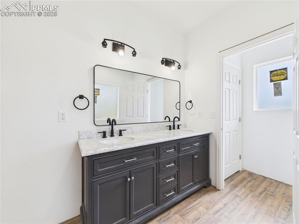 Image 31 of 36: Bathroom