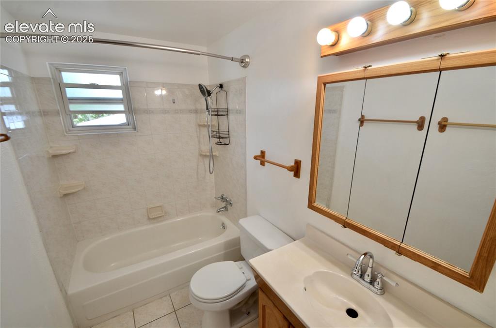 Image 15 of 20: Bathroom